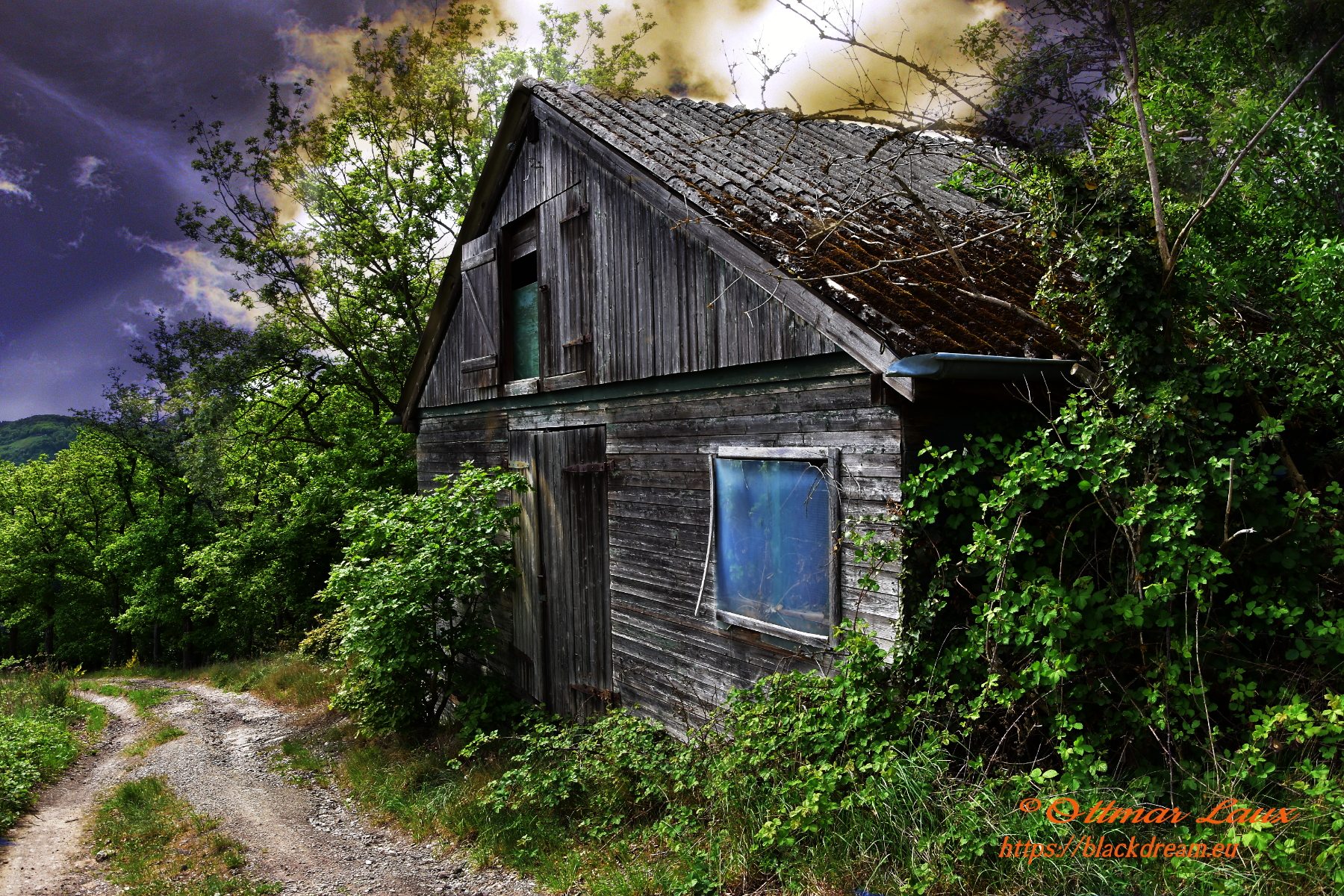 H&uuml;tte-und-Wolken n&auml;he Jakobsberger Hof bei Boppard oberhalb Bopparder Hamm