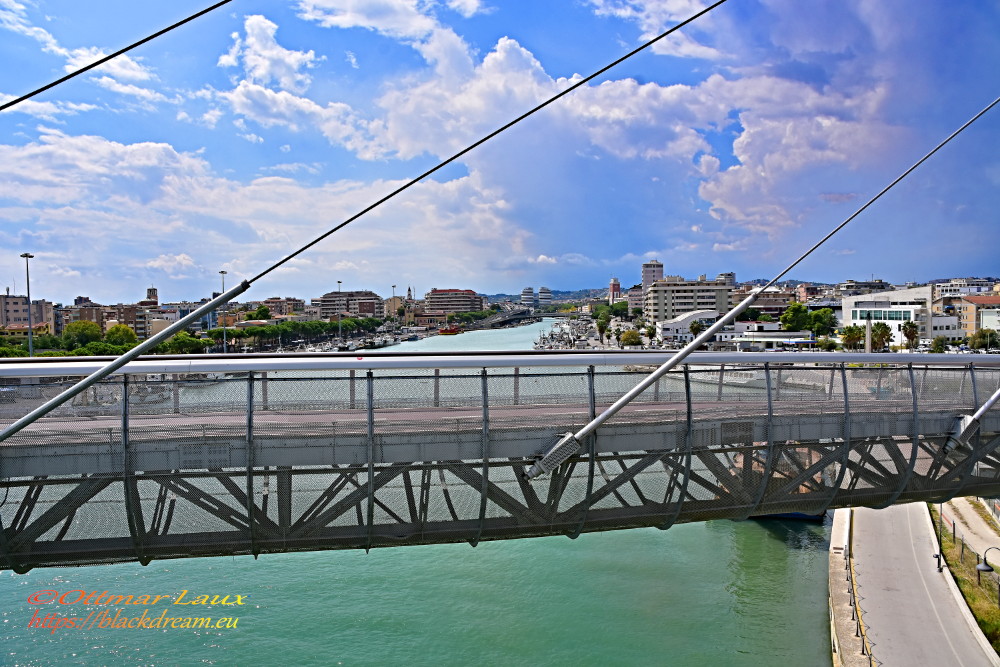 Blick auf die Stadt Pescara von der Brücke aus